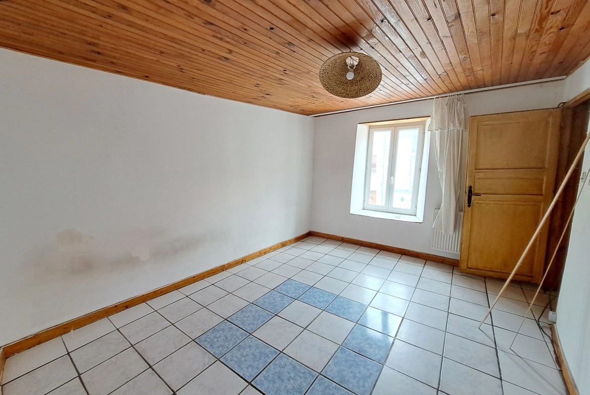 Maison de ville à rénover à Ambert de 145 m² avec garage et cave, à vendre à 74 500 euros 