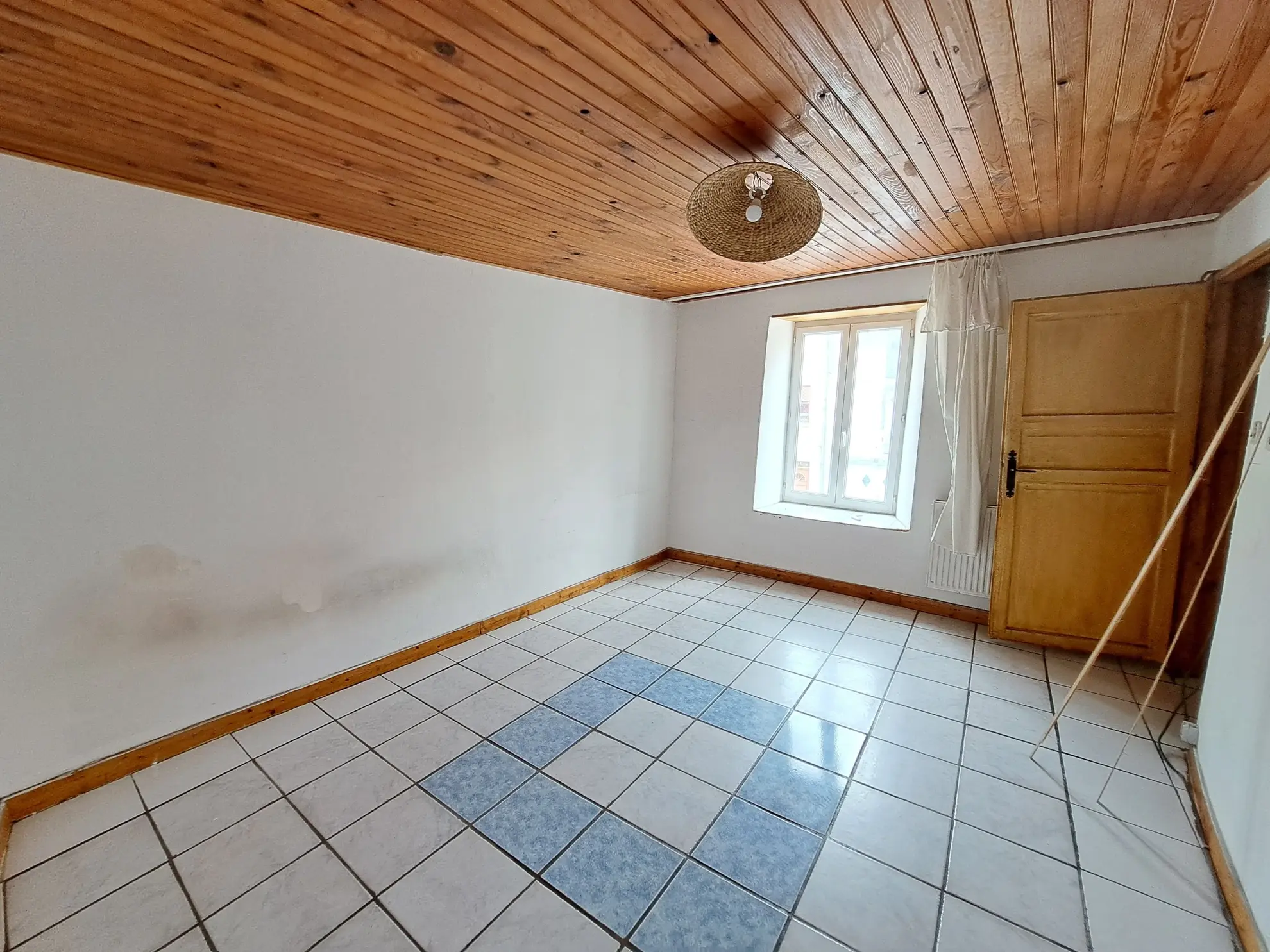 Maison de ville à rénover à Ambert de 145 m² avec garage et cave, à vendre à 74 500 euros 
