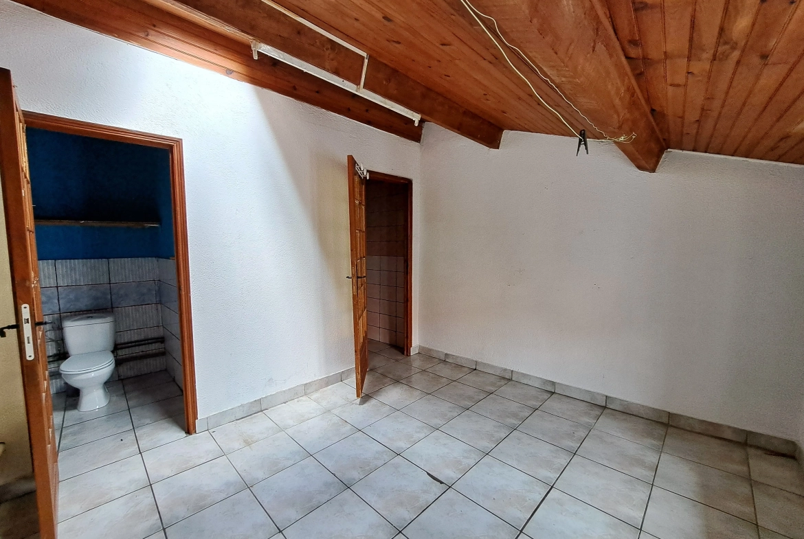 Maison de ville à rénover à Ambert de 145 m² avec garage et cave, à vendre à 74 500 euros 