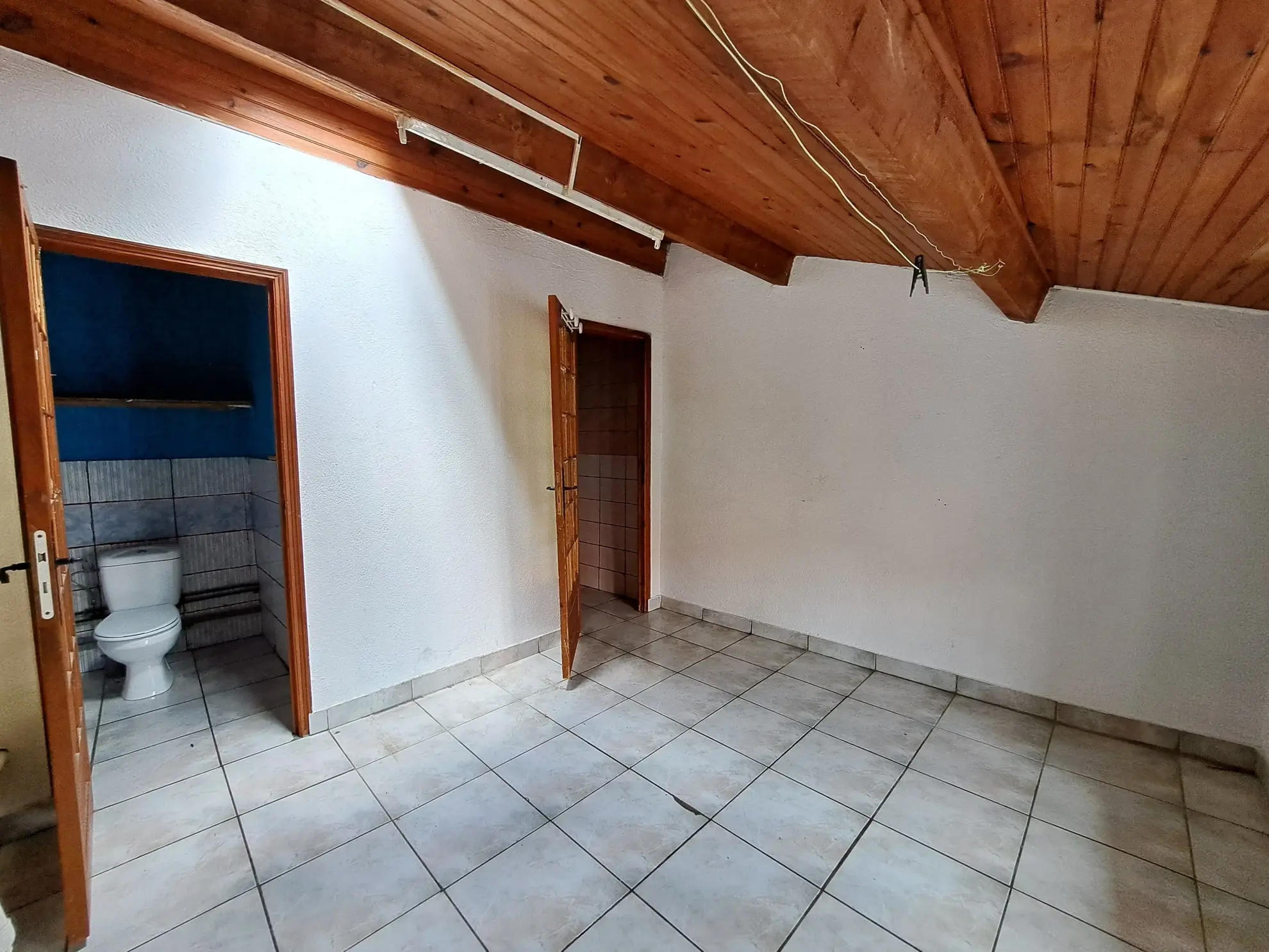 Maison de ville à rénover à Ambert de 145 m² avec garage et cave, à vendre à 74 500 euros 