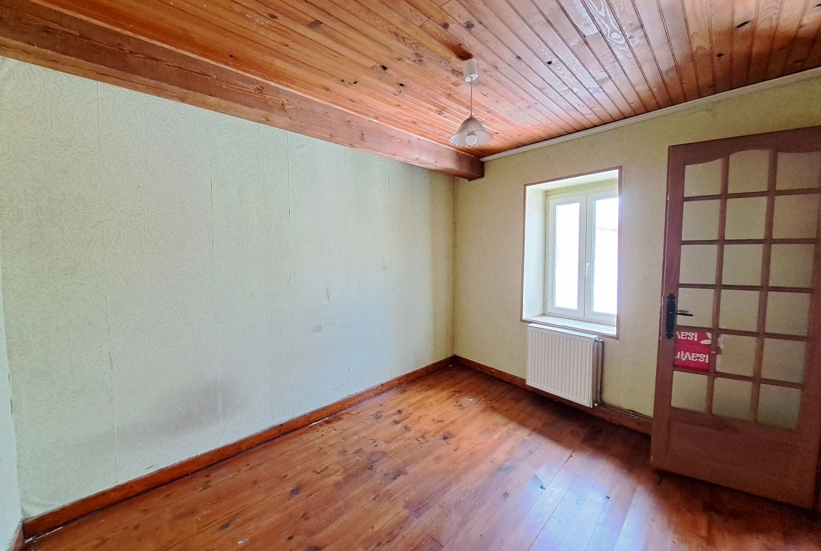 Maison de ville à rénover à Ambert de 145 m² avec garage et cave, à vendre à 74 500 euros 