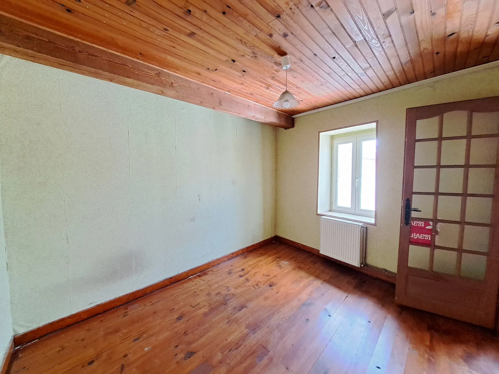 Maison de ville à rénover à Ambert de 145 m² avec garage et cave, à vendre à 74 500 euros 