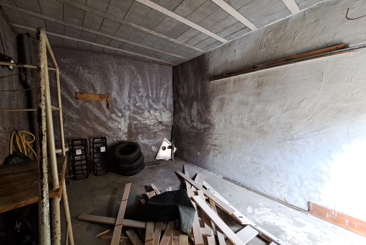 Maison de ville à rénover à Ambert de 145 m² avec garage et cave, à vendre à 74 500 euros 