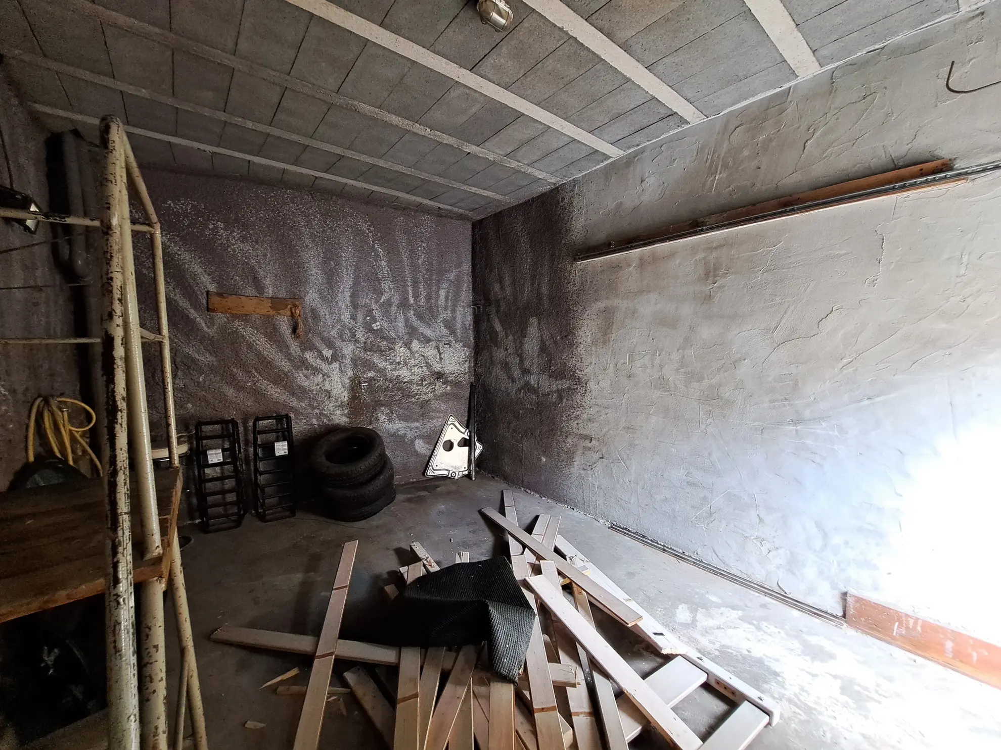 Maison de ville à rénover à Ambert de 145 m² avec garage et cave, à vendre à 74 500 euros 