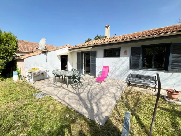 Charmante villa de plain-pied à Saignon avec terrain clos et arbres, proche d'Apt