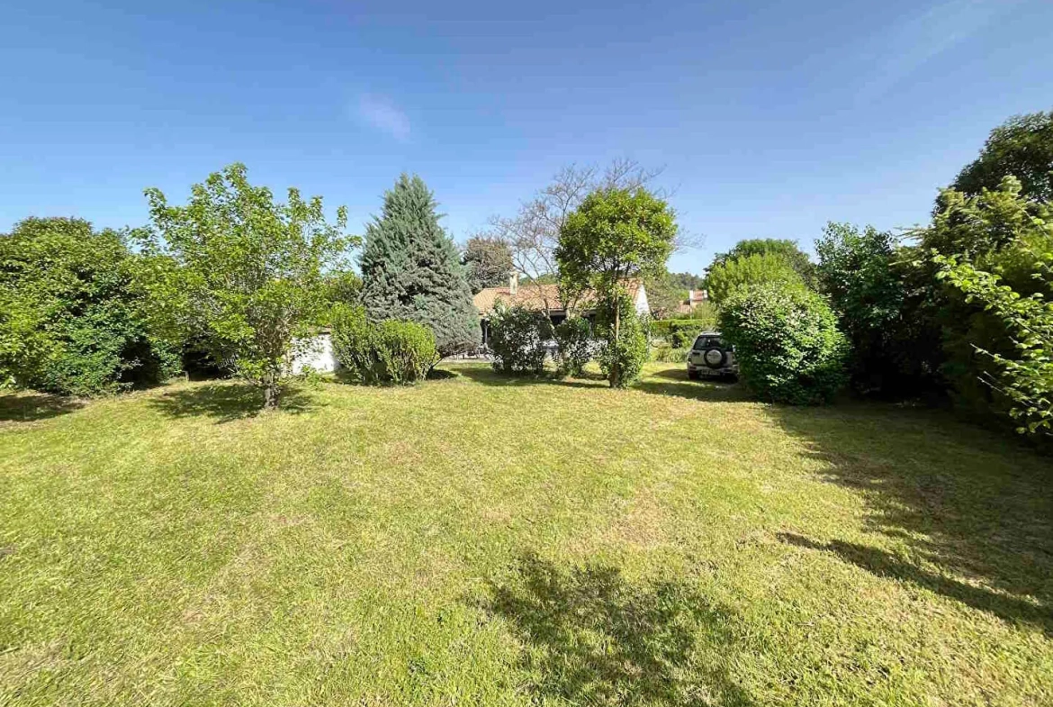 Charmante villa de plain-pied à Saignon avec terrain clos et arbres, proche d'Apt 