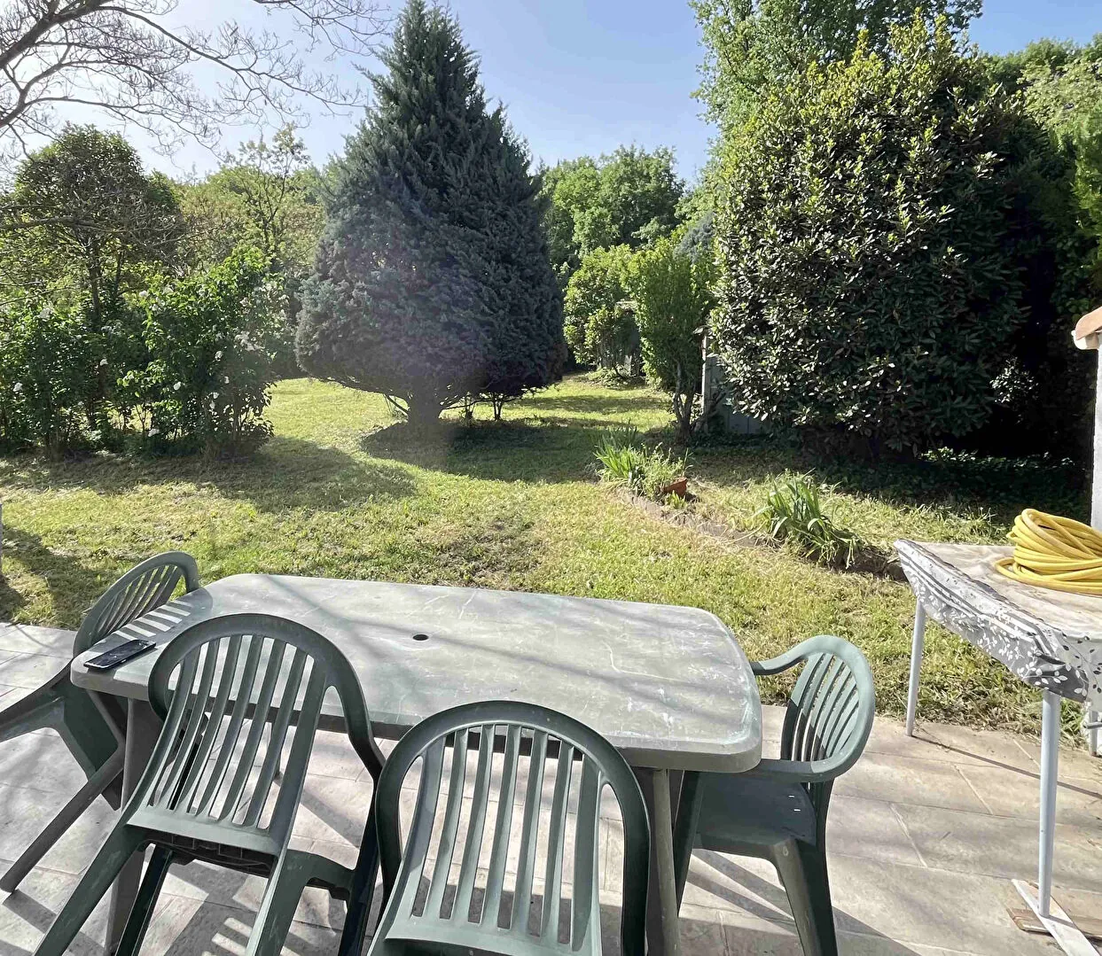 Charmante villa de plain-pied à Saignon avec terrain clos et arbres, proche d'Apt 