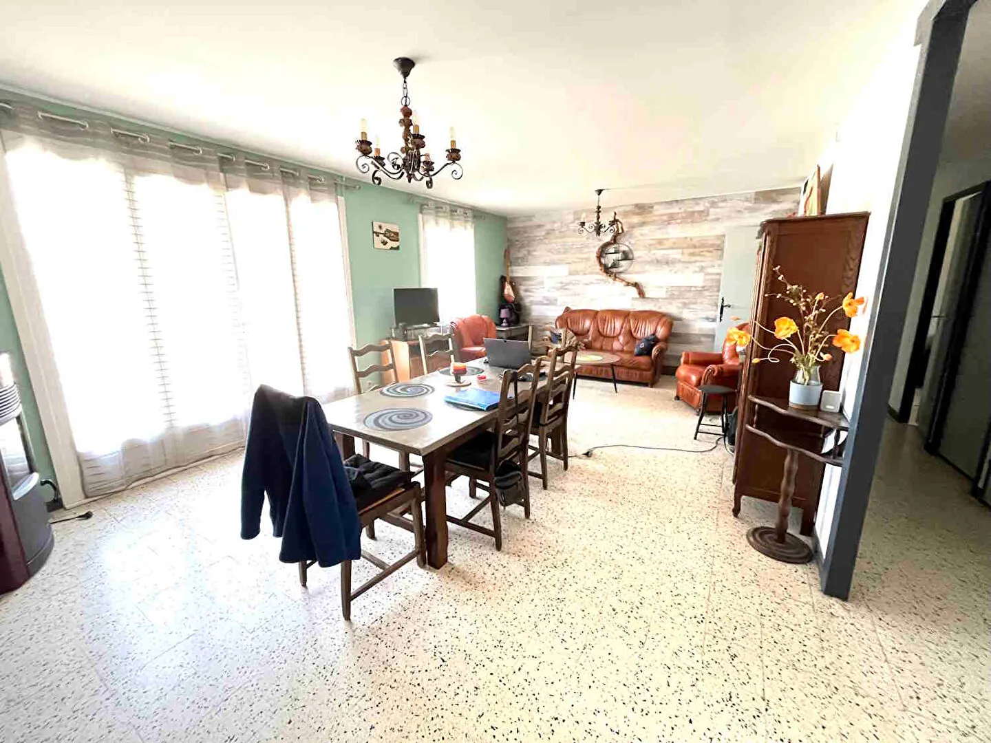 Charmante villa de plain-pied à Saignon avec terrain clos et arbres, proche d'Apt 