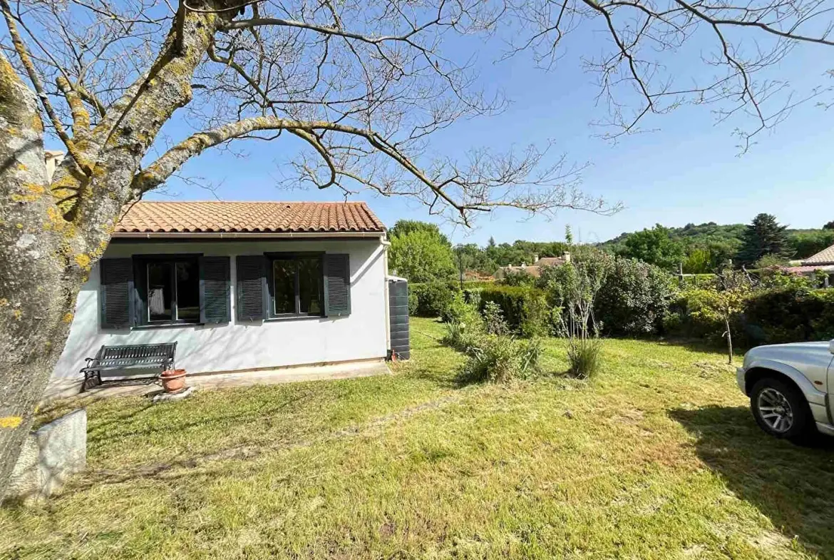 Charmante villa de plain-pied à Saignon avec terrain clos et arbres, proche d'Apt 