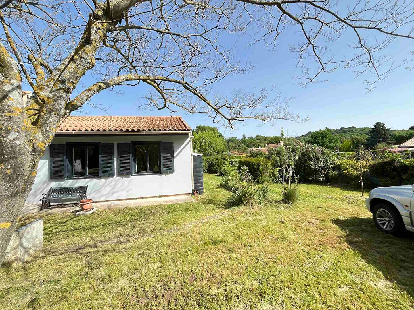 Charmante villa de plain-pied à Saignon avec terrain clos et arbres, proche d'Apt 
