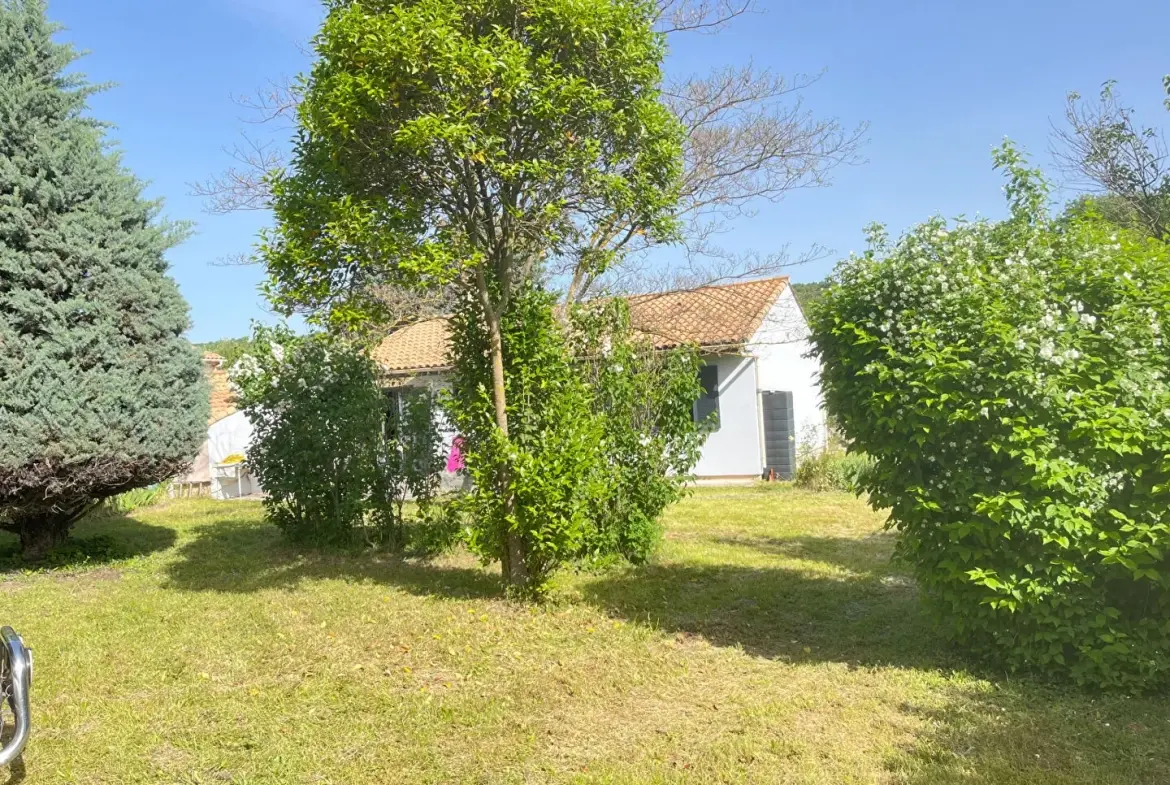 Charmante villa de plain-pied à Saignon avec terrain clos et arbres, proche d'Apt 
