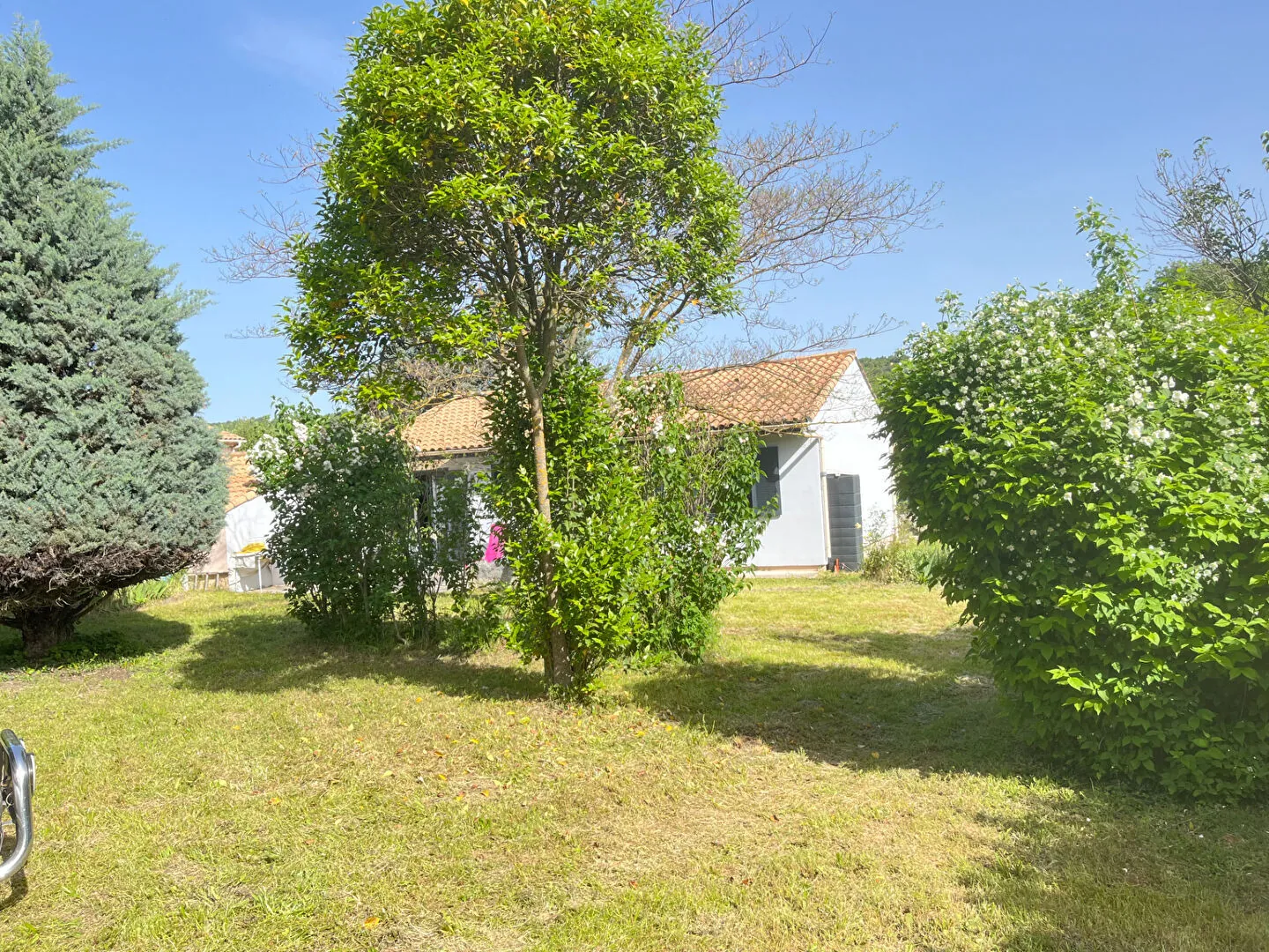 Charmante villa de plain-pied à Saignon avec terrain clos et arbres, proche d'Apt 