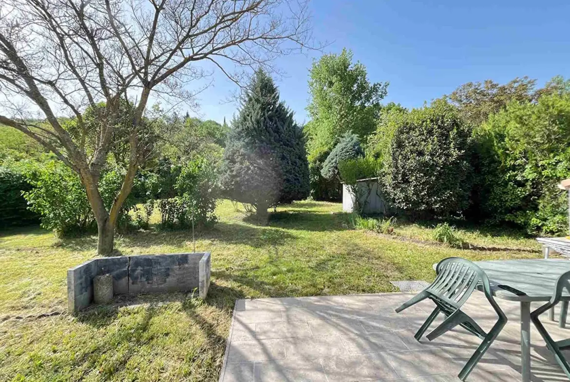 Charmante villa de plain-pied à Saignon avec terrain clos et arbres, proche d'Apt 