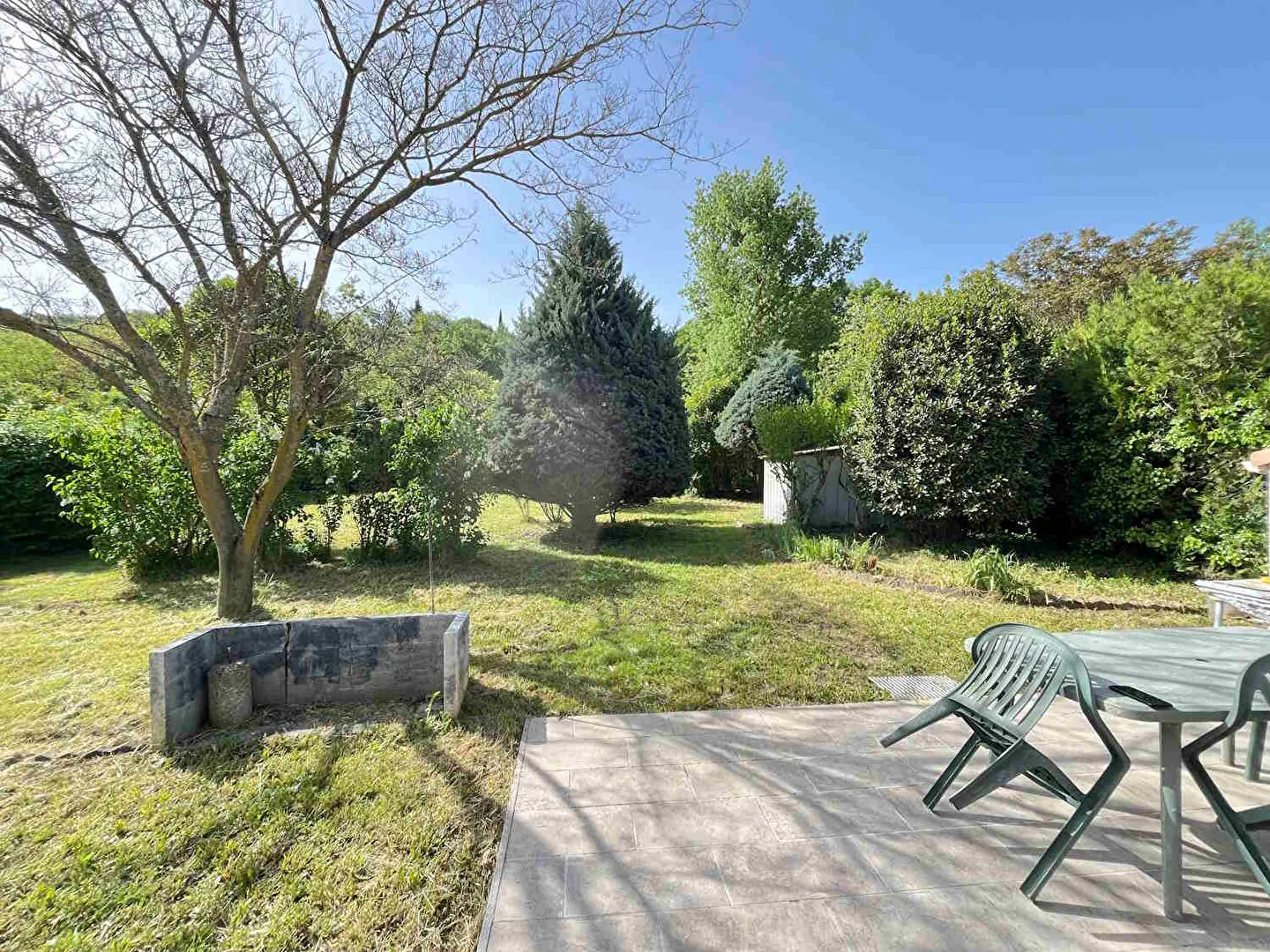 Charmante villa de plain-pied à Saignon avec terrain clos et arbres, proche d'Apt 