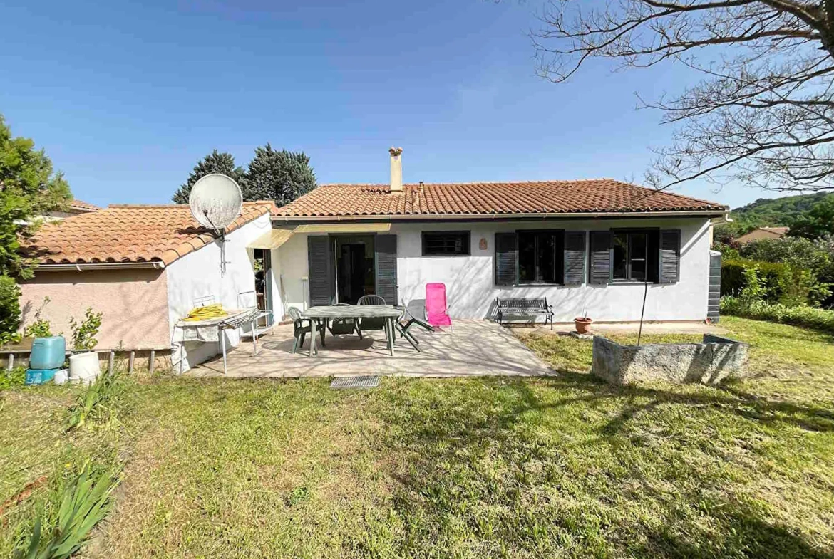 Charmante villa de plain-pied à Saignon avec terrain clos et arbres, proche d'Apt 