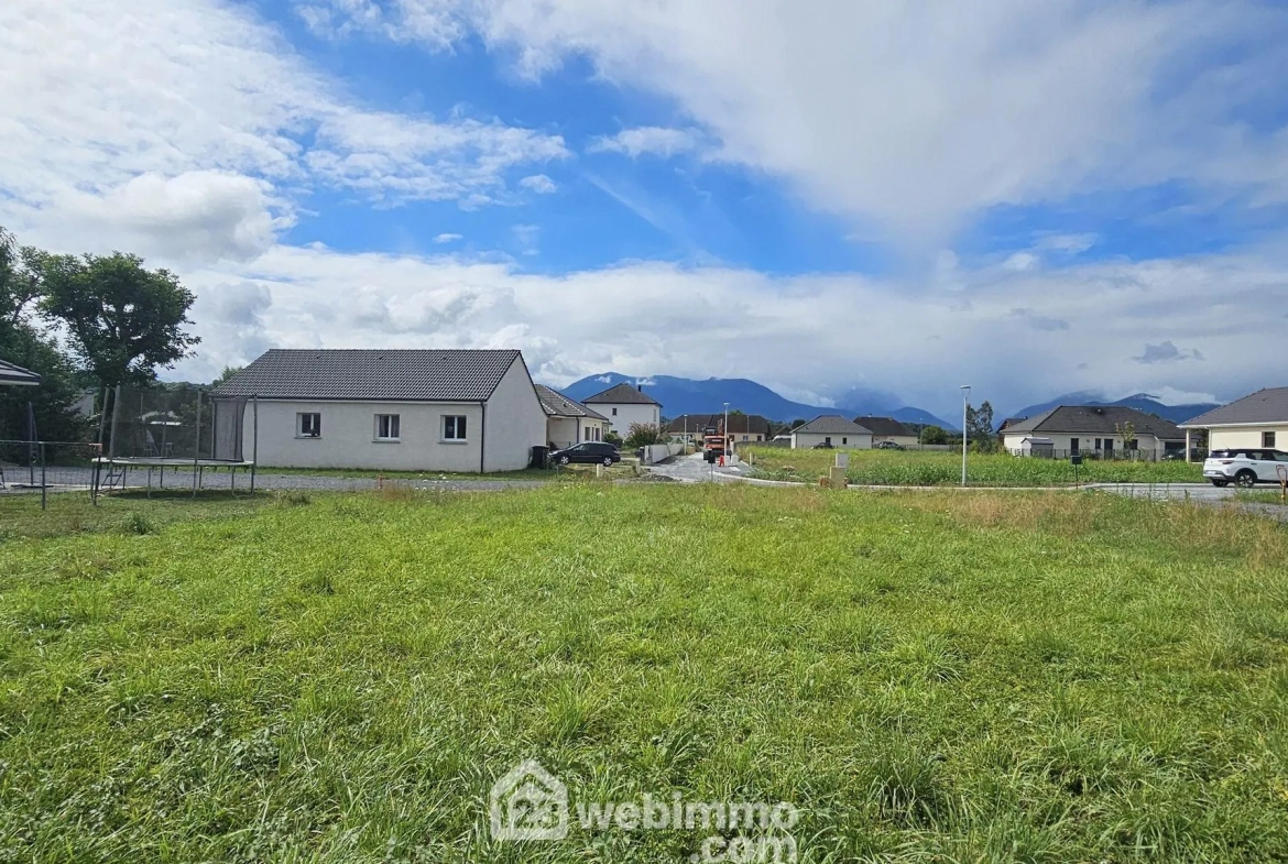 Terrain constructible de 710 m² avec Vue Pyrénées à Bénéjacq 