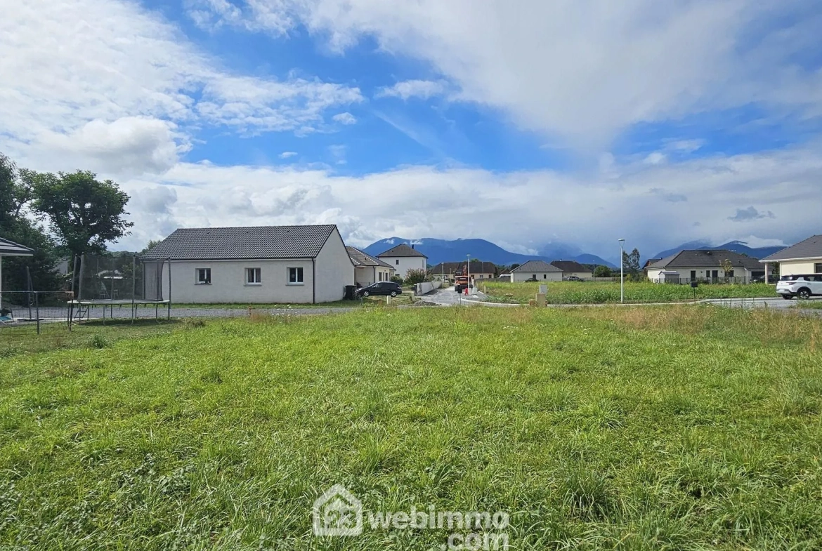 Terrain constructible de 710 m² avec Vue Pyrénées à Bénéjacq 