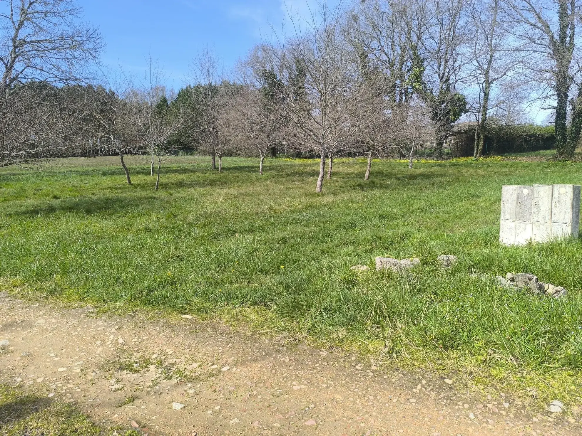 Terrain constructible de 980 m² à Cudos, idéal pour construire dans un environnement calme 