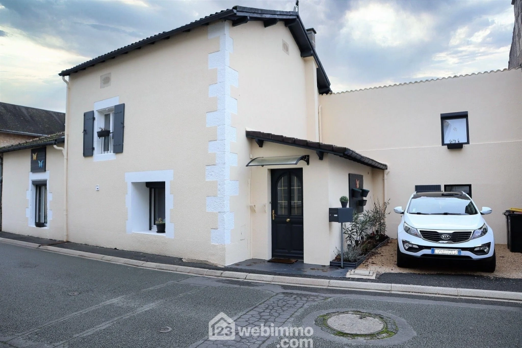 Maison familiale de 194 m² à Valdivienne, secteur Salles-en-Toulon