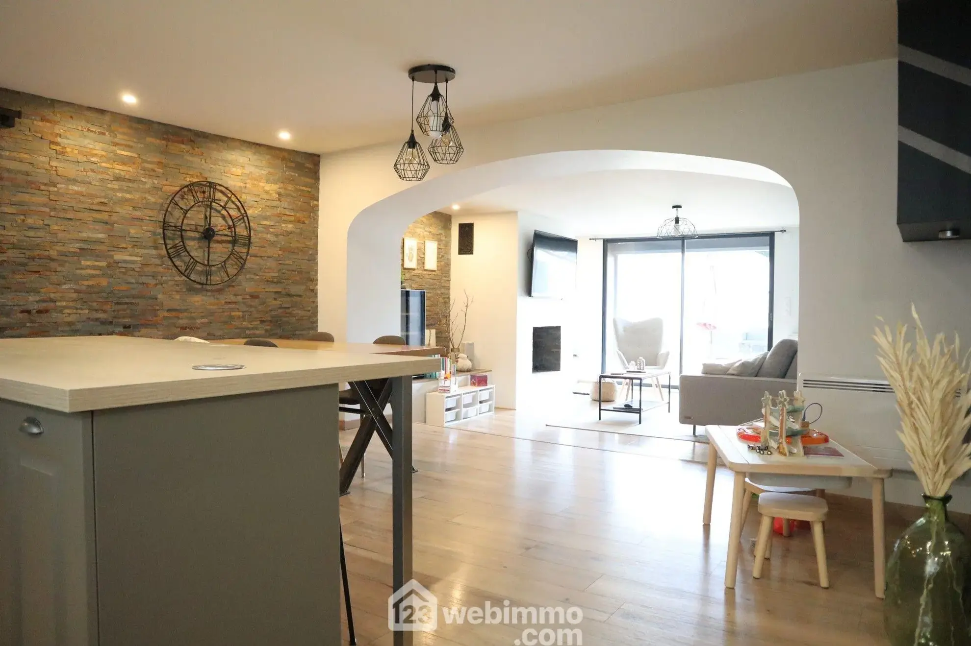 Maison familiale de 194 m² à Valdivienne, secteur Salles-en-Toulon 