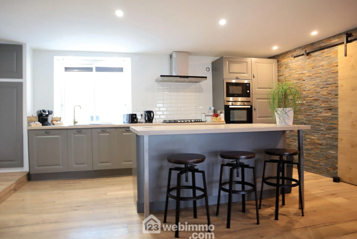Maison familiale de 194 m² à Valdivienne, secteur Salles-en-Toulon 