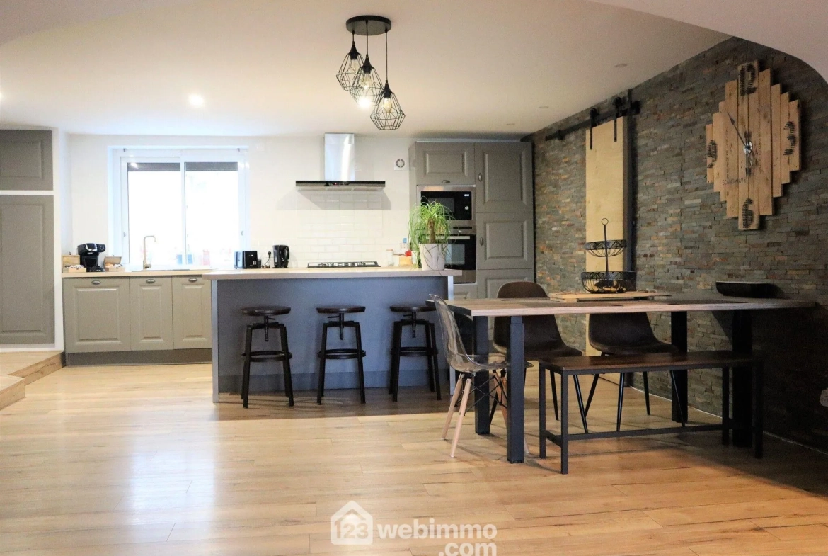 Maison familiale de 194 m² à Valdivienne, secteur Salles-en-Toulon 
