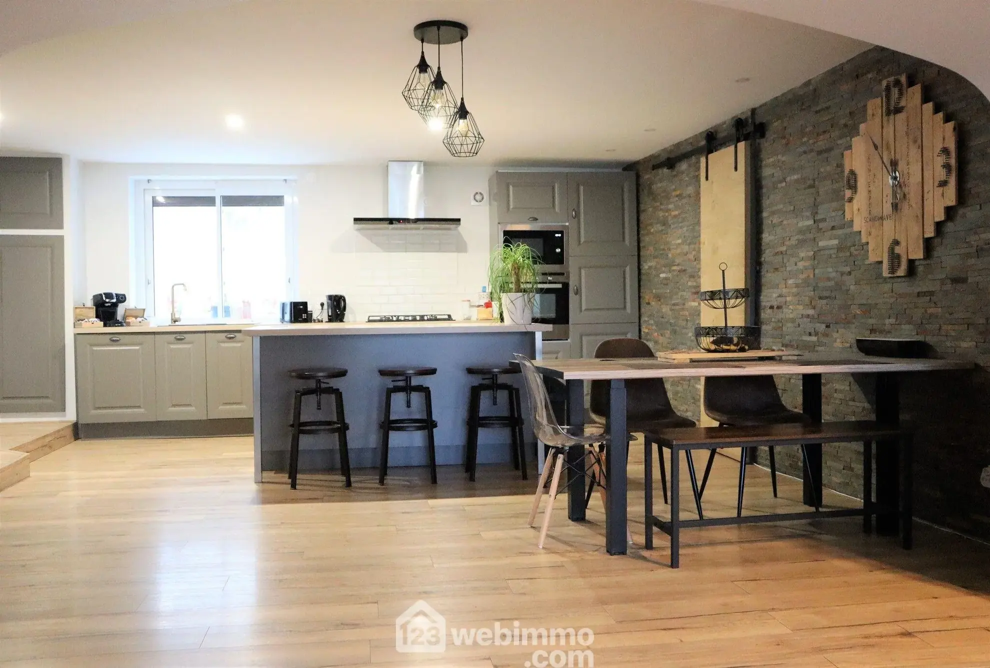Maison familiale de 194 m² à Valdivienne, secteur Salles-en-Toulon 