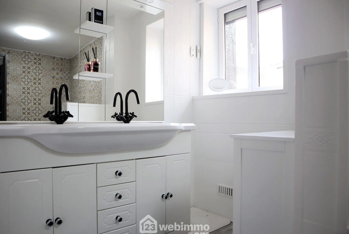 Maison familiale de 194 m² à Valdivienne, secteur Salles-en-Toulon 
