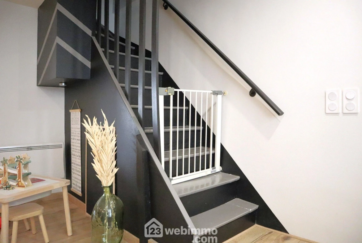 Maison familiale de 194 m² à Valdivienne, secteur Salles-en-Toulon 