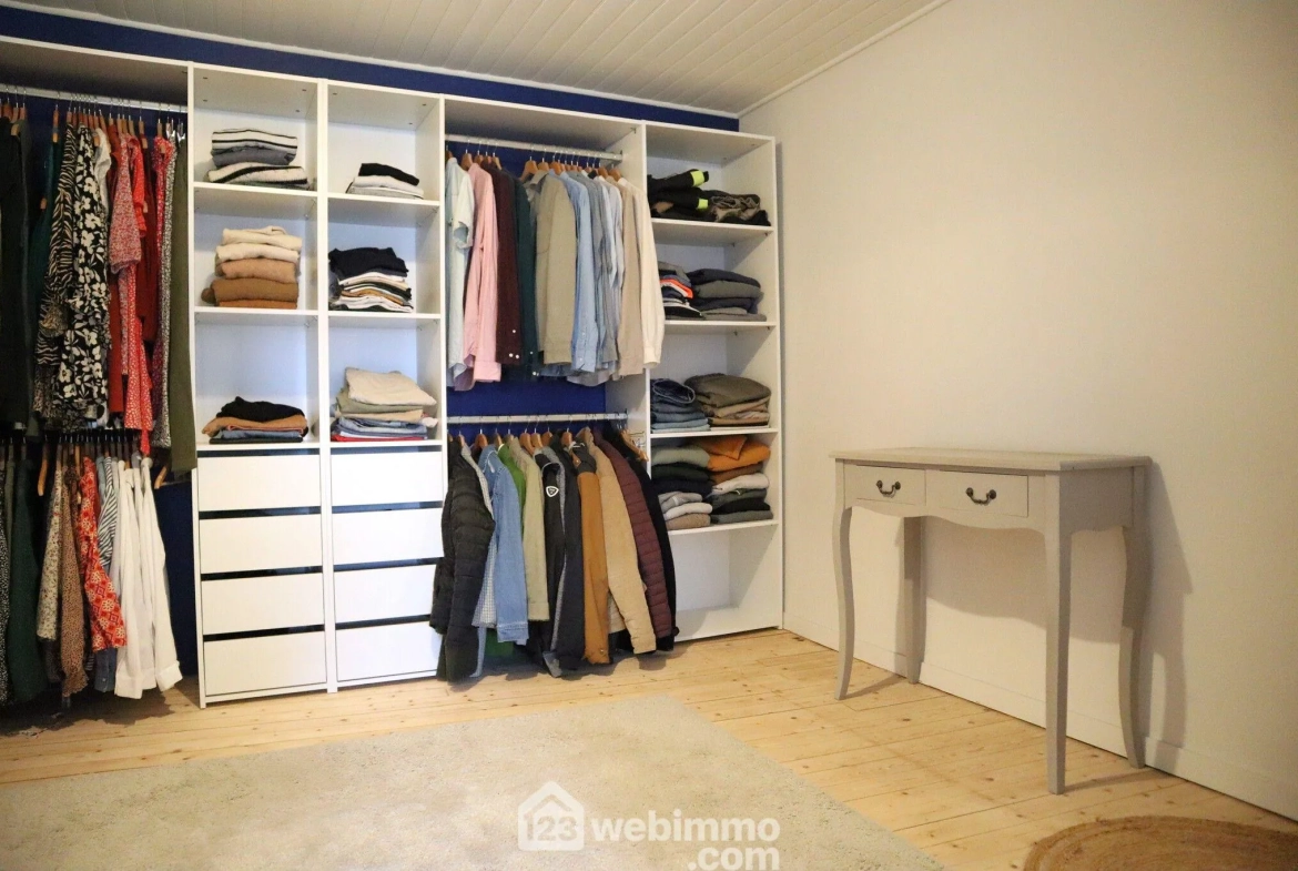 Maison familiale de 194 m² à Valdivienne, secteur Salles-en-Toulon 