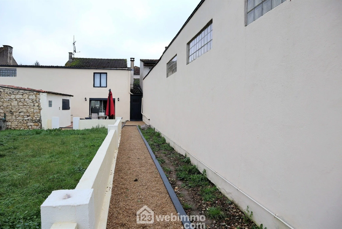 Maison familiale de 194 m² à Valdivienne, secteur Salles-en-Toulon 