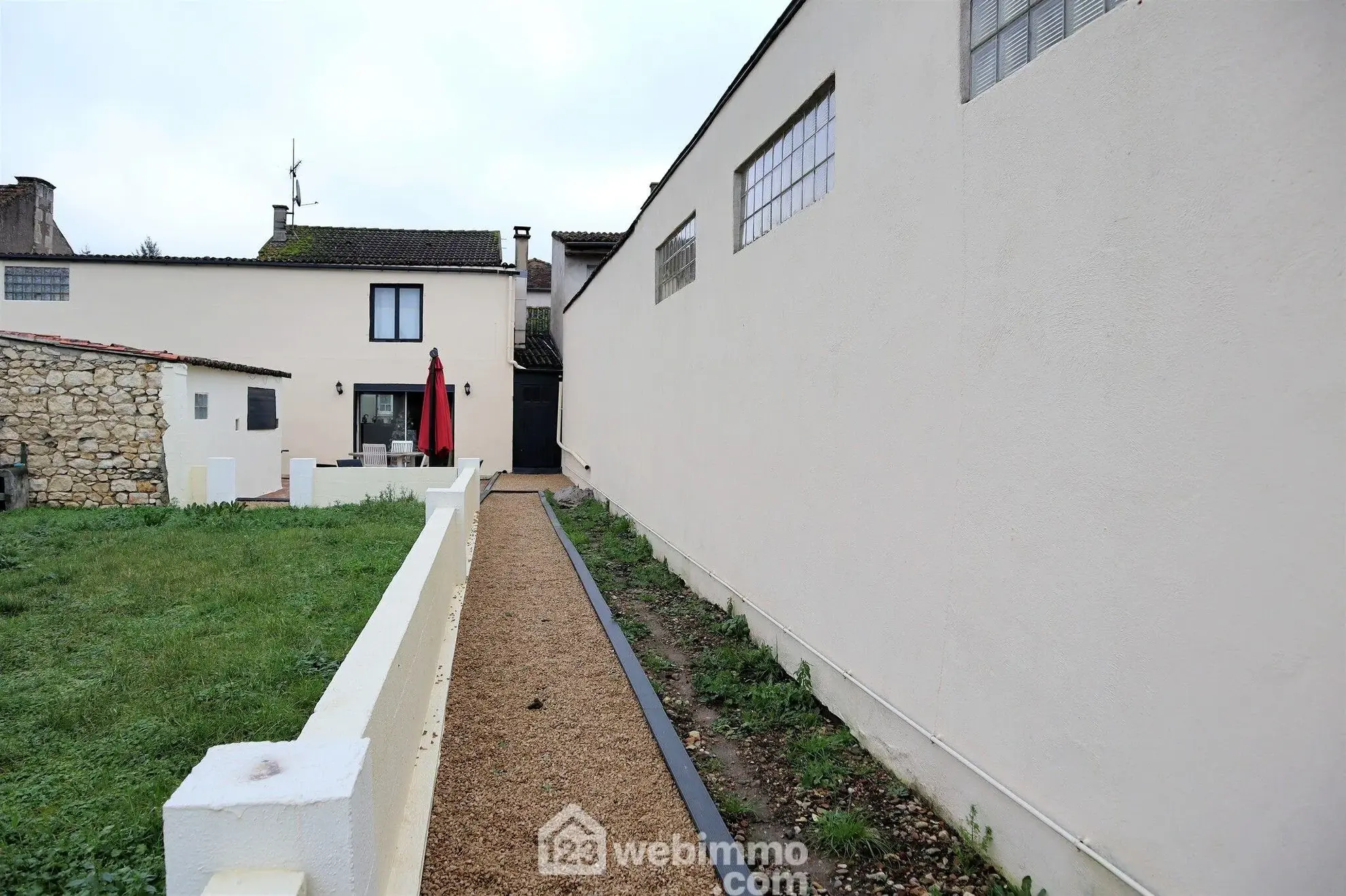 Maison familiale de 194 m² à Valdivienne, secteur Salles-en-Toulon 