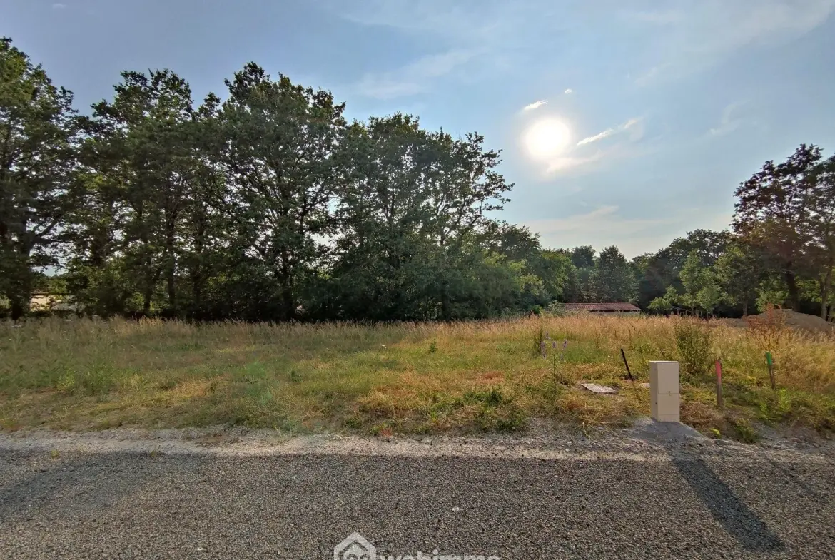 Terrain à bâtir de 479m² à Martinet, environnement calme et vue sur le lac 