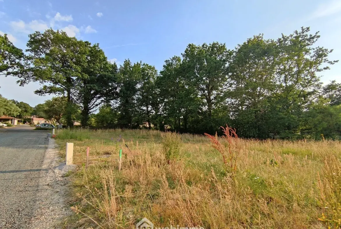 Terrain à bâtir de 479m² à Martinet, environnement calme et vue sur le lac 
