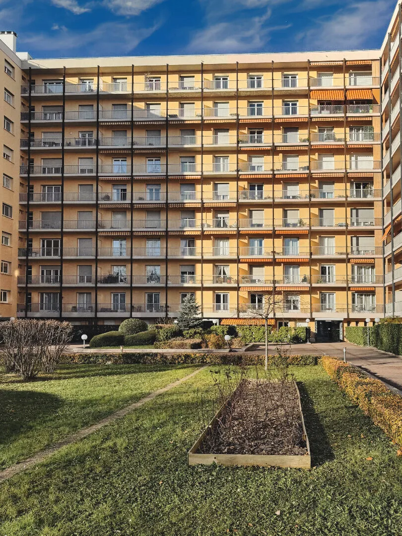 Appartement T7 à ARMEVILLE avec 4 chambres et garage - Résidence sécurisée 