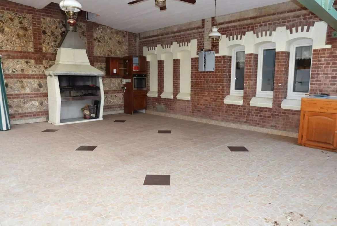 Maison à vendre à Fécamp avec garage, 3 chambres, proche du centre-ville 