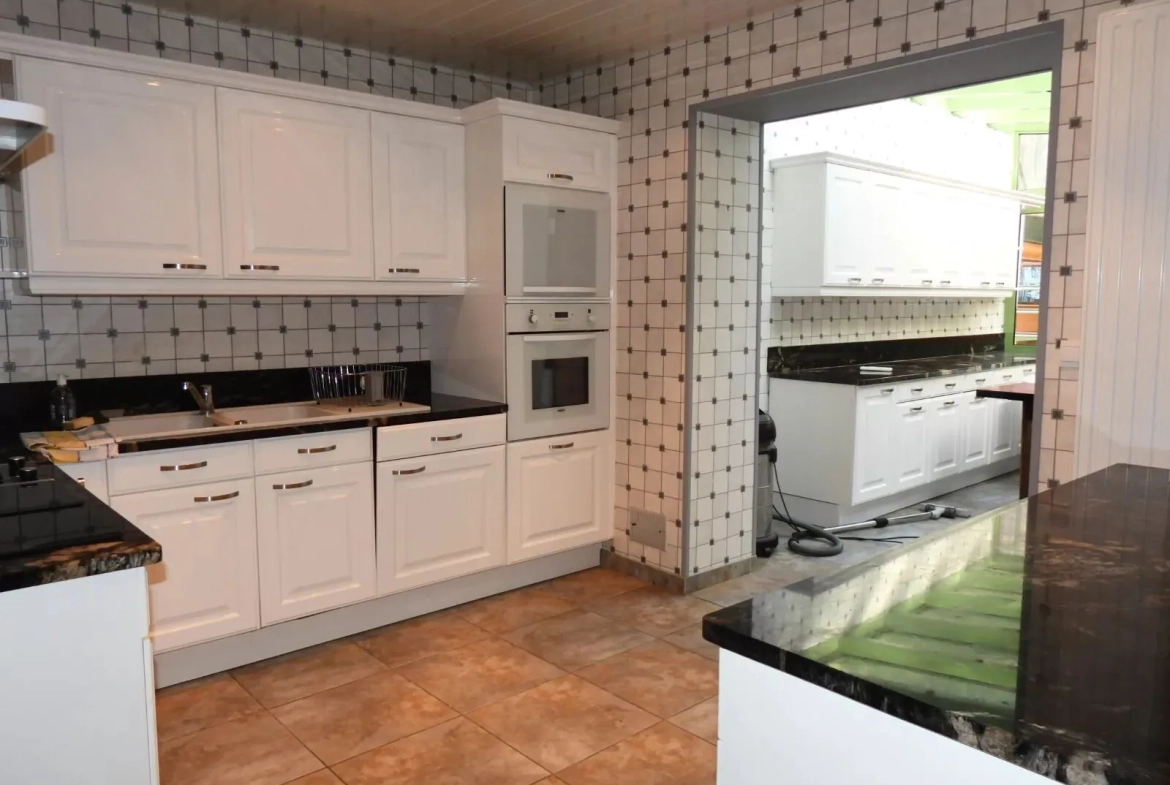 Maison à vendre à Fécamp avec garage, 3 chambres, proche du centre-ville 