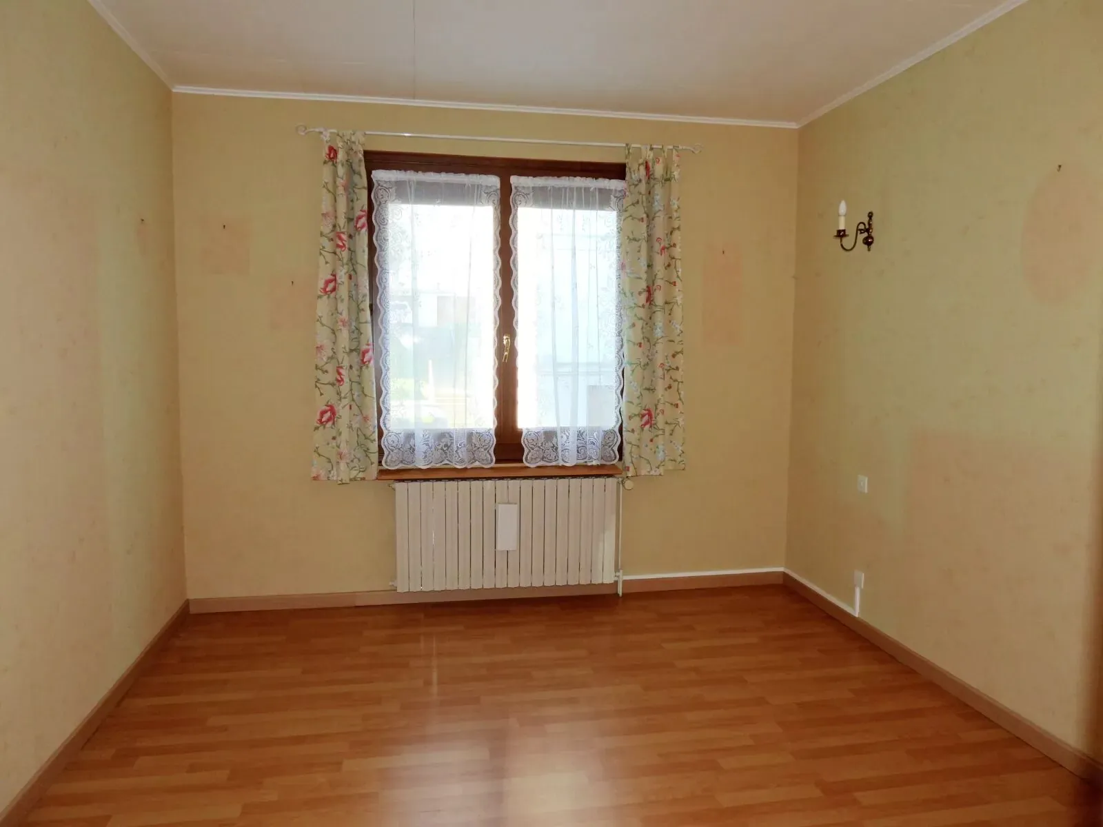 Maison à vendre à Fécamp avec garage, 3 chambres, proche du centre-ville 