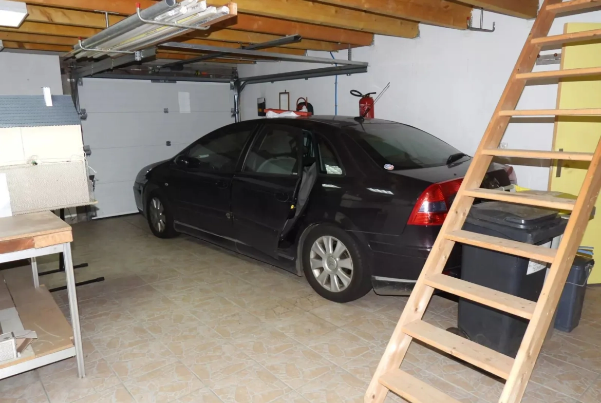 Maison à vendre à Fécamp avec garage, 3 chambres, proche du centre-ville 