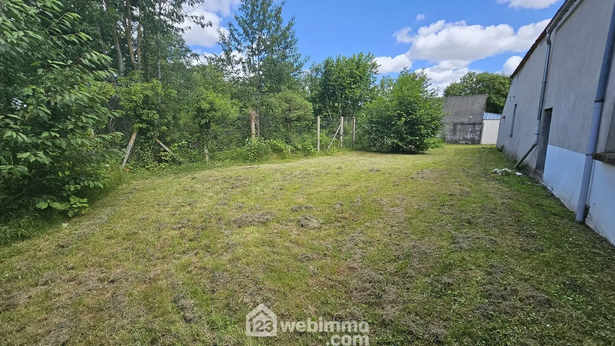 Charmante longère de 106 m² en lisière de forêt avec dépendances et jardin clos 