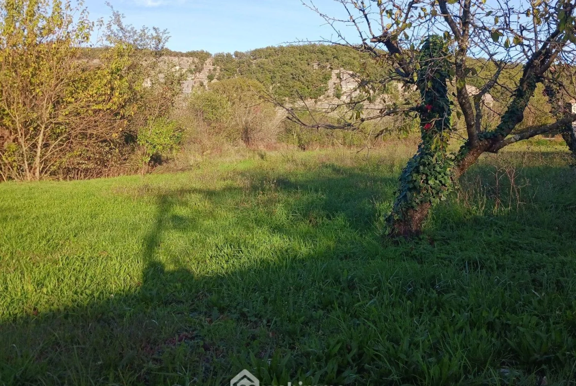 Terrain à bâtir de 1300m² à Vogüé, village classé en France 
