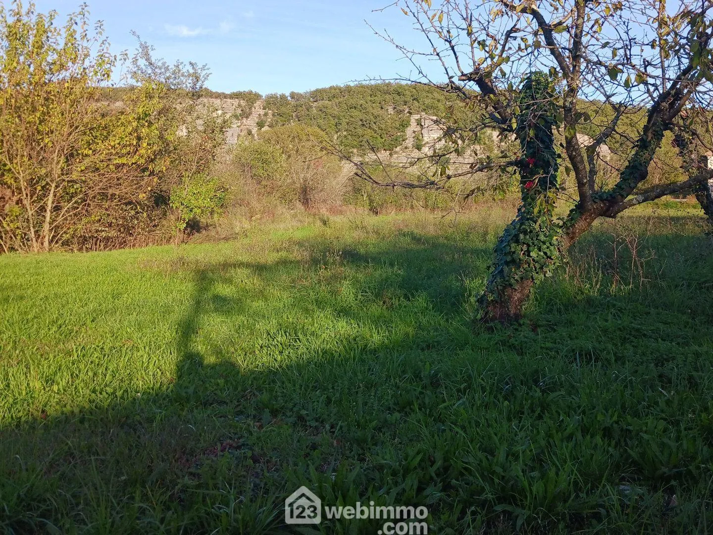 Terrain à bâtir de 1300m² à Vogüé, village classé en France 