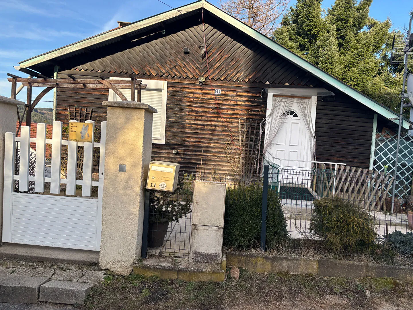 Charmant chalet résidentiel avec terrasse et vue imprenable à Dunieres 