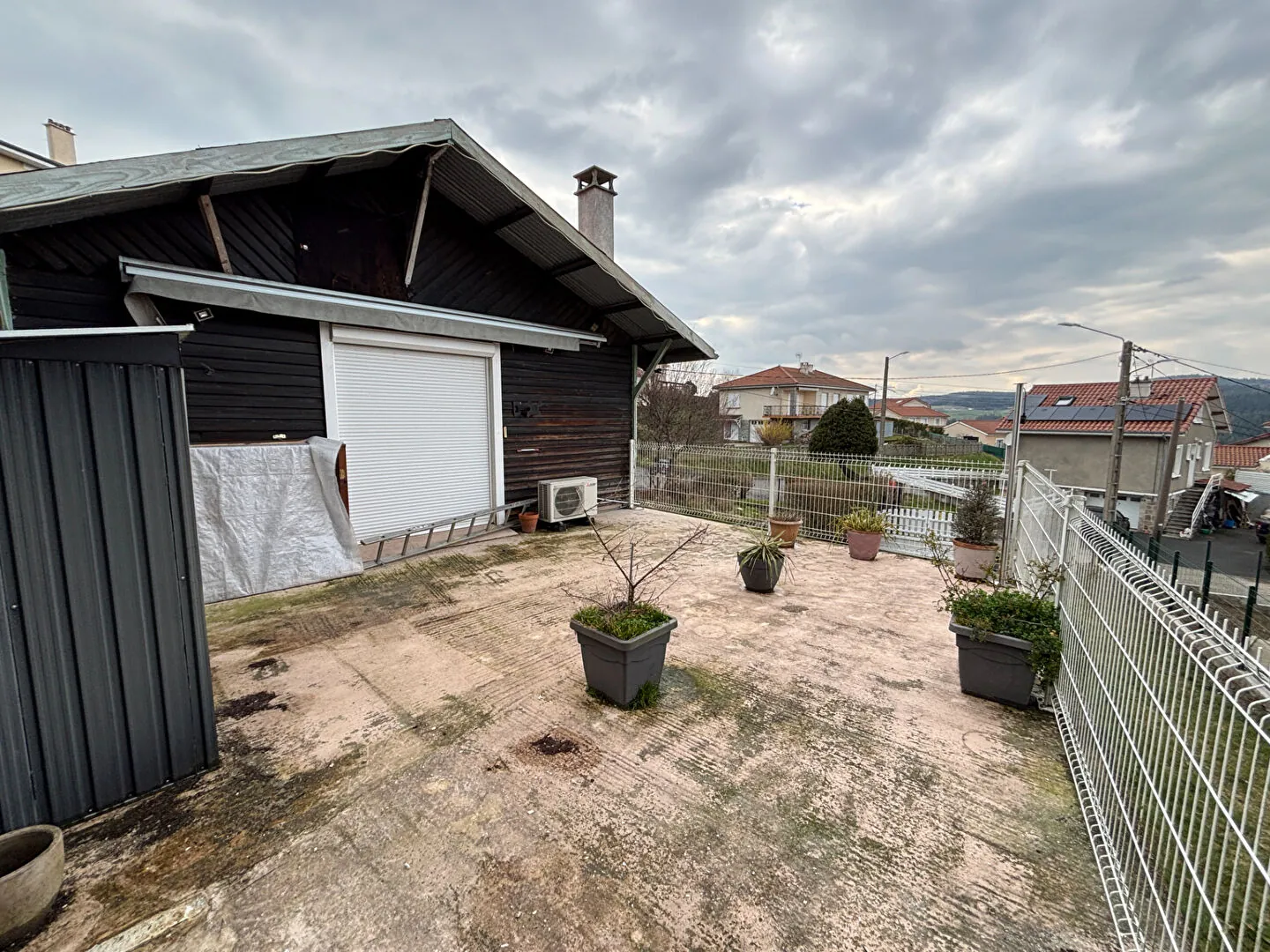 Charmant chalet résidentiel avec terrasse et vue imprenable à Dunieres 