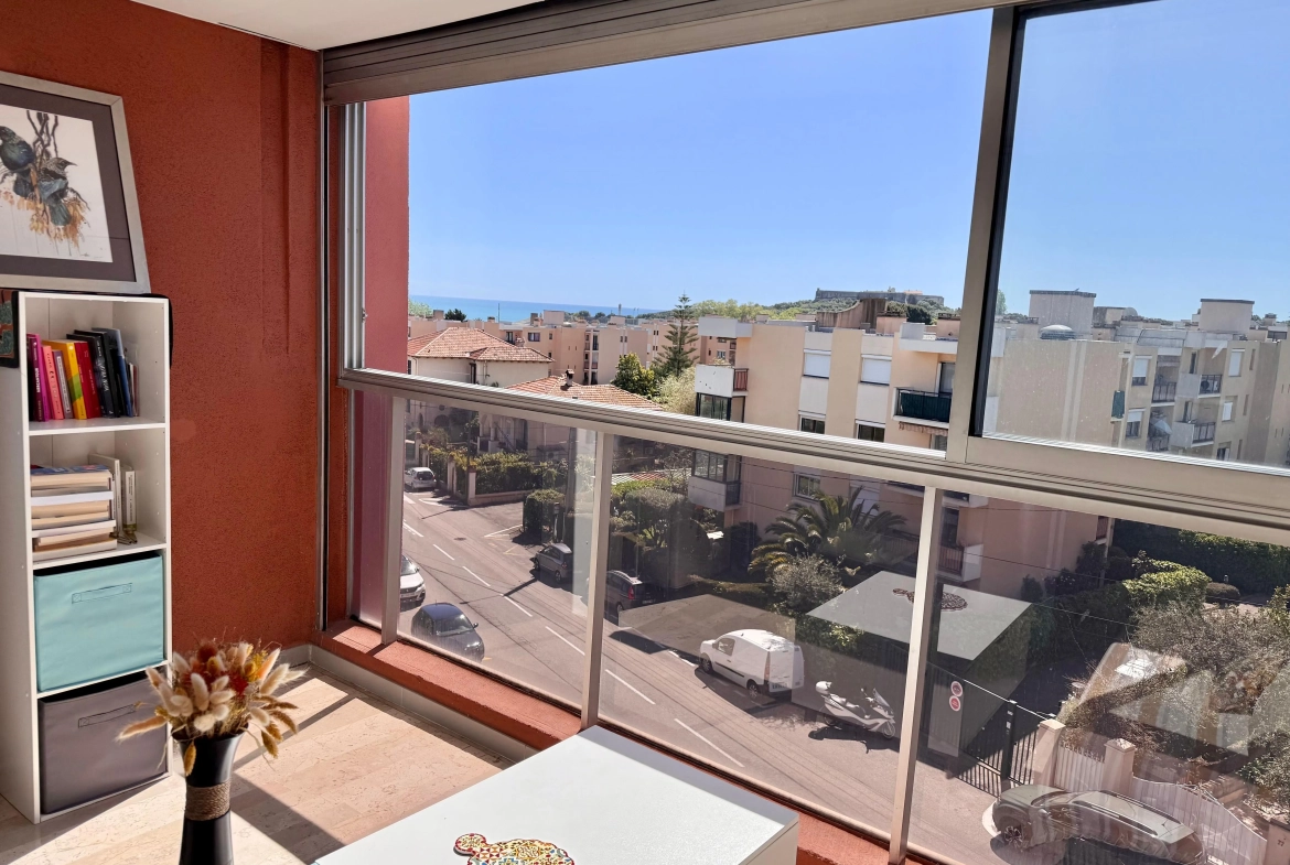 Studio à vendre à Antibes avec vue mer, piscine et cave de 27 m² 
