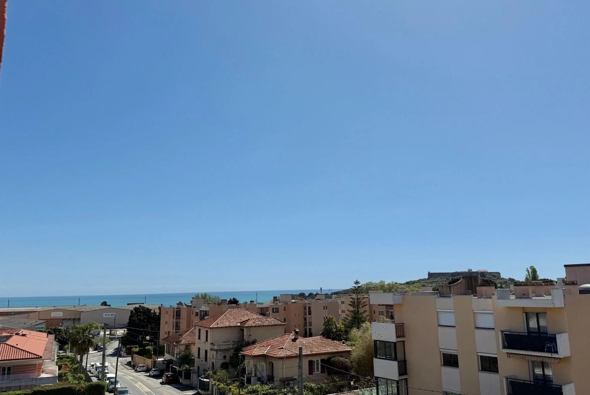 Studio à vendre à Antibes avec vue mer, piscine et cave de 27 m² 