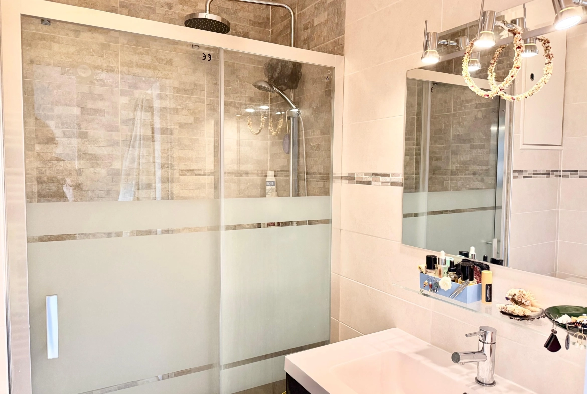 Studio à vendre à Antibes avec vue mer, piscine et cave de 27 m² 