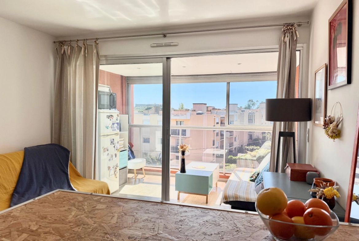 Studio à vendre à Antibes avec vue mer, piscine et cave de 27 m² 