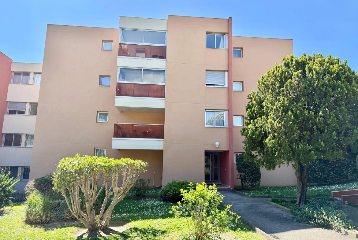 Studio à vendre à Antibes avec vue mer, piscine et cave de 27 m² 