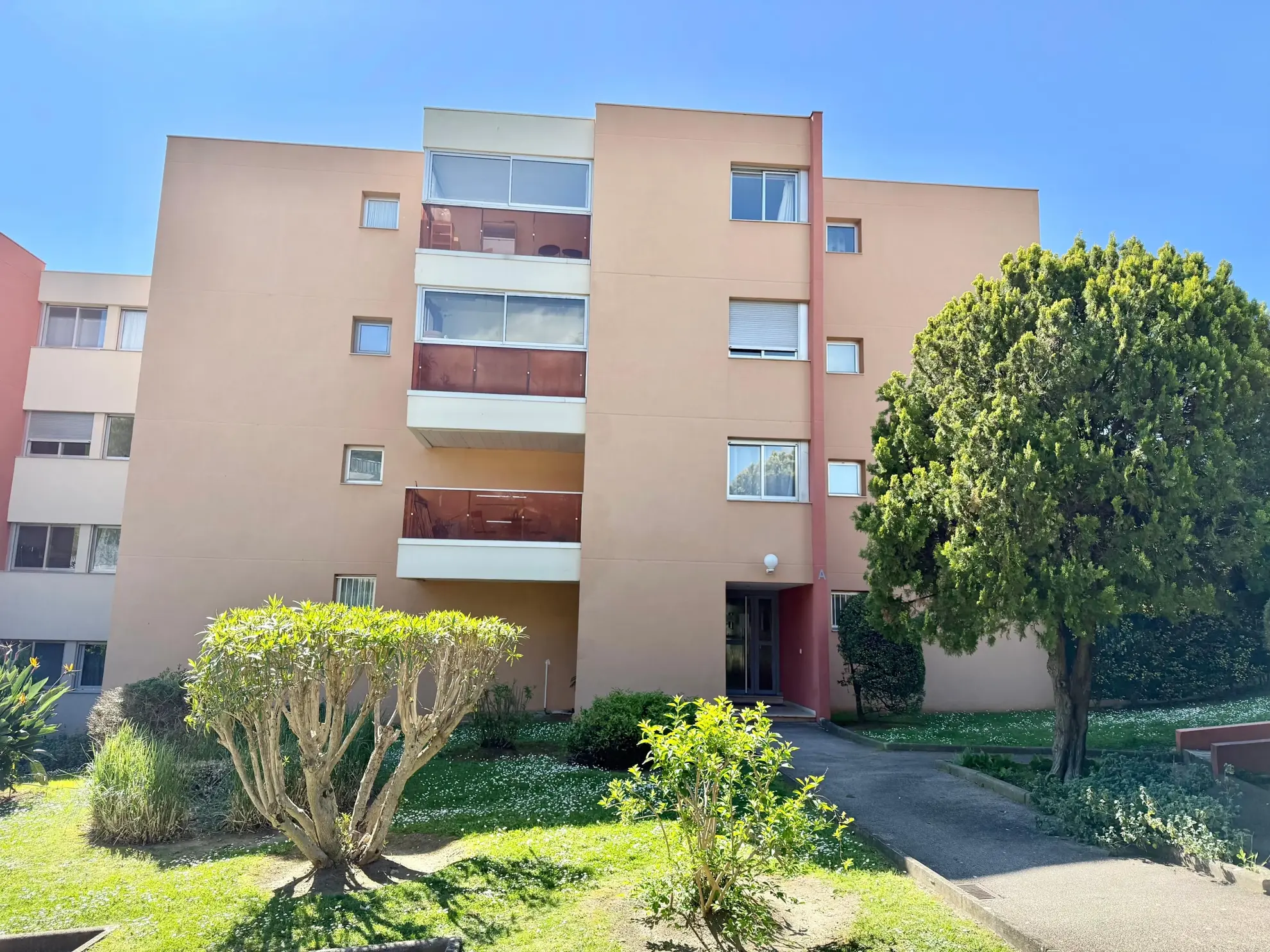 Studio à vendre à Antibes avec vue mer, piscine et cave de 27 m² 